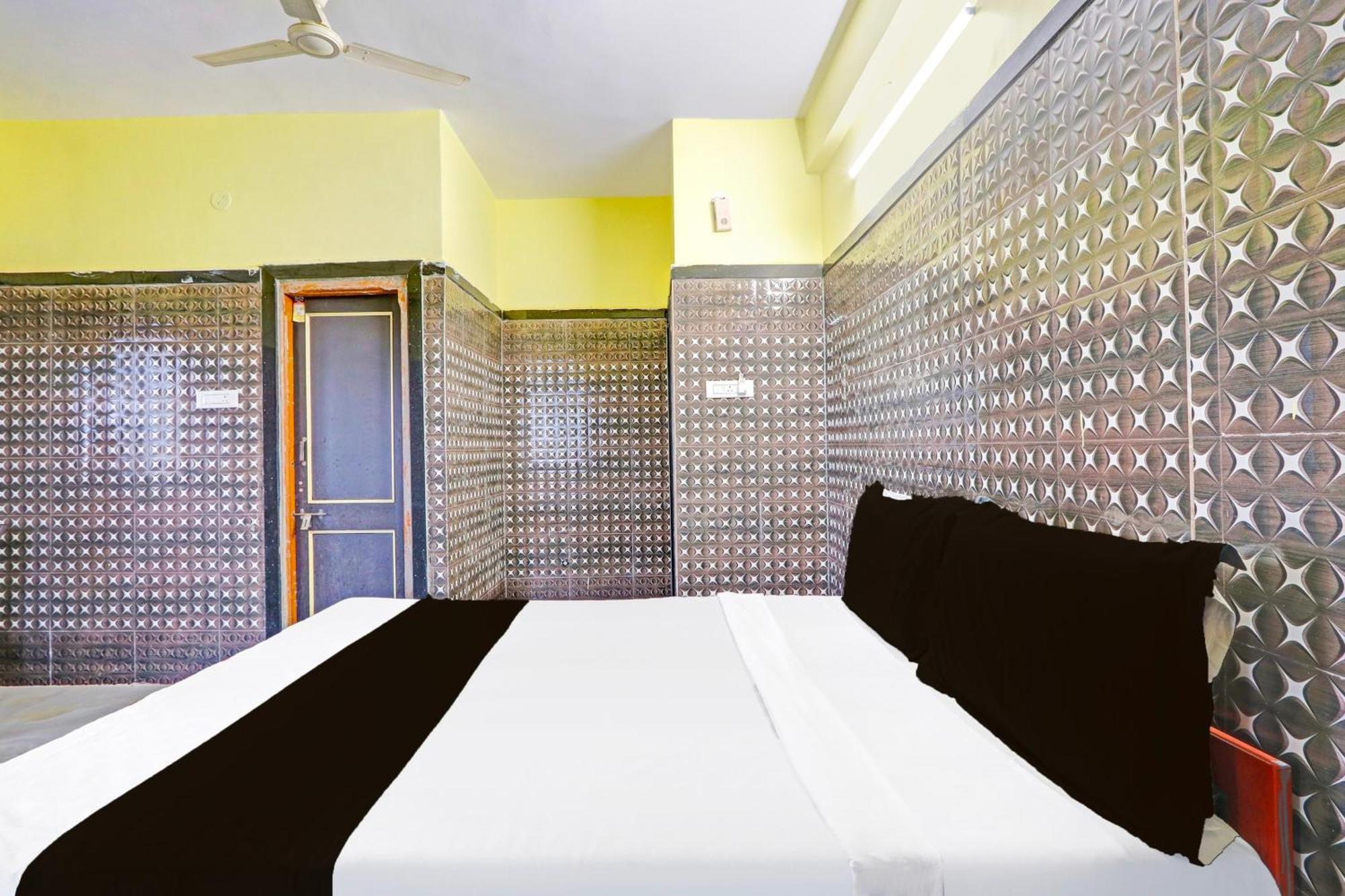 Hotel O Pankaj Hotel & Lodge Gangapur  Exteriör bild